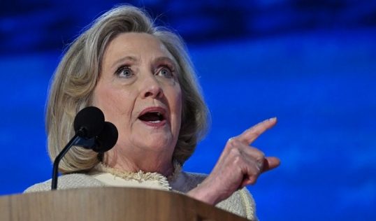 Hillary Clinton acusó a Elon Musk, de amenazar con «violar» la cantante Taylor Swift