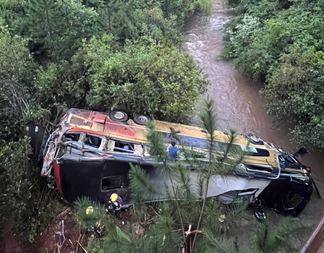 Misiones: Un colectivo cayó a un arroyo, hay 9 fallecidos y 29 heridos