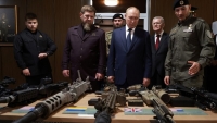 Putin inspecciono armas extranjeras incautadas durante los combates en la zona del conflicto ucraniano