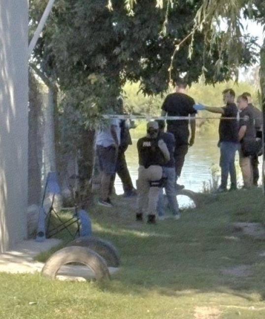 Santa Fe: Encuentran a dos hombres fusilados en una lancha a la deriva en el río Coronda