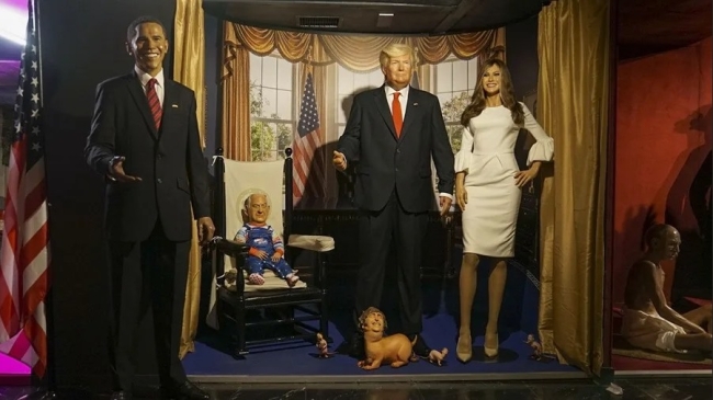 Museo de Cera de Madrid: Instalan una figura de Netanyahu como Chucky y de Milei como perro de Trump