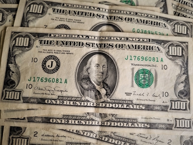 Incentivo para el blanqueo: Los bancos deberán aceptar dólares rotos, manchados y de «cara chica»