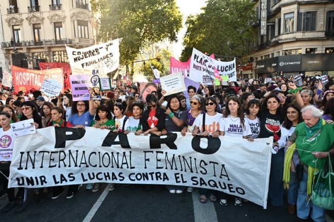 Multitudinaria marcha por el Día Internacional de la Mujer