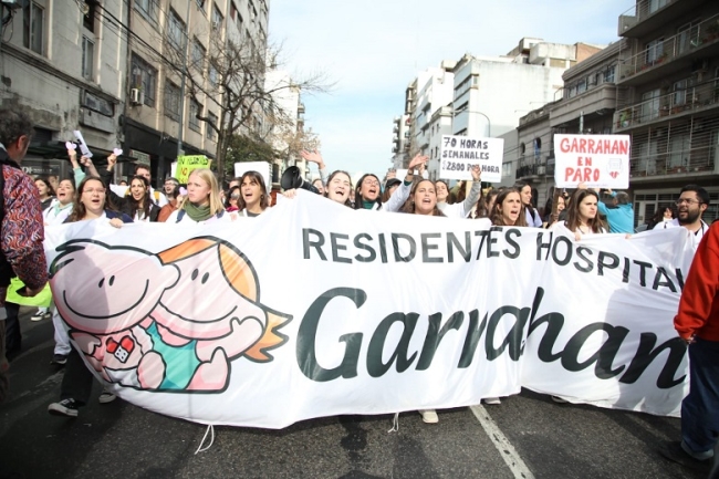 Residentes del Hospital Garrahan, se movilizaron en reclamo por salarios dignos