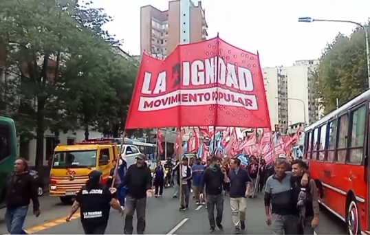 Organizaciones Sociales cortan el Puente Pueyrredón “en rechazo al brutal ajuste y a las políticas de endeudamiento”