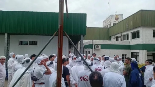 El Gobierno bonaerense dictó la conciliación obligatoria por 1.200 despidos en Granja Tres Arroyos
