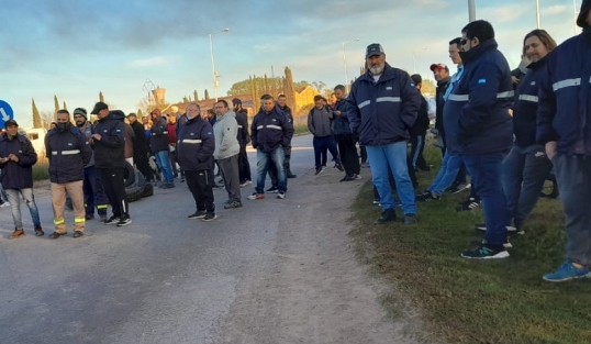 Olavarría: Trabajadores de Cerro Negro, realizan una huelga y llevan adelante un corte de la ruta