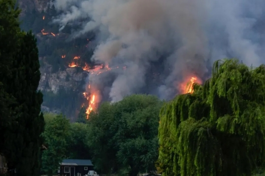 Chubut: Evacuan zonas de Epuyén por el avance del incendio forestal