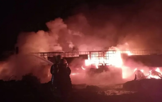 Grave incendio de un camión que transportaba ácido en la zona de Vaca Muerta