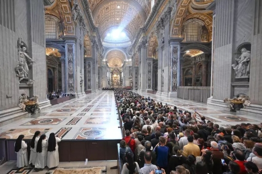 Vivo: Miles de personas siguen despidiendo al papa Francisco