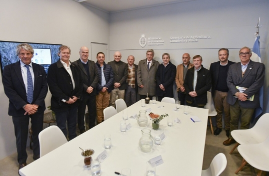 Luis Caputo, en la reunión con la Mesa de Enlace, intentó llevar tranquilidad a los sectores del campo