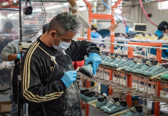 Trabajadores afuera: John Foos cierra su fábrica y se reconvierte en importadora