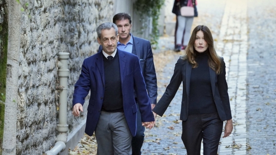Nicolas Sarkozy, sale libertad vigilada después de 21 días en la cárcel
