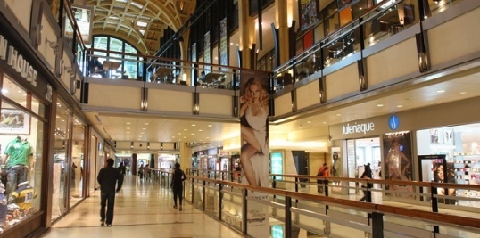 En abril la venta en los autoservicios mayoristas y en los shoppings siguen sin levantar