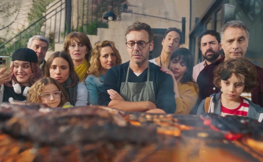 Llega a las salas del país el film «Papá x dos» con Benjamín Vicuña, Celeste Cid, Lucas Akoskin