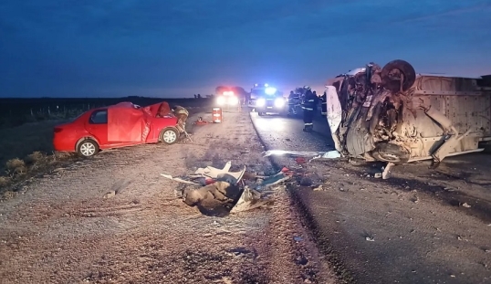 Córdoba: Choque fatal en la ruta prov 4, dos muertos y más de 15 heridos