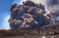 Italia: Nueva erupción con lava y explosiones del volcán ETNA