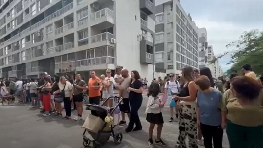 Los damnificados del derrumbe en Parque Patricios realizaron un “abrazo“ y reclamaron respuestas a COSUD