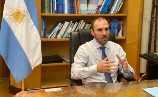 Martín Guzmán contra la renegociación de la deuda de Luis Caputo