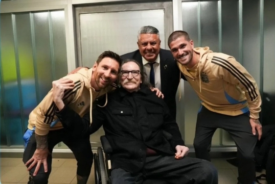 El encuentro entre Charly García,  Leo Messi, Rodrigo de Paul y "Chiqui" Tapia
