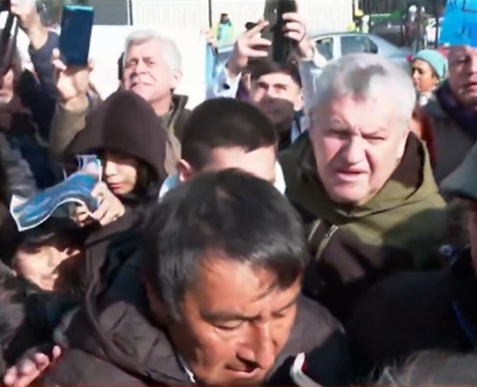 A casi un mes de la desaparición de Loan, el padre se descompensó durante una manifestación en la Ciudad de Buenos Aires