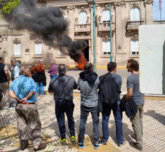 Productores protestaron frente a la Municipalidad de 9 de julio