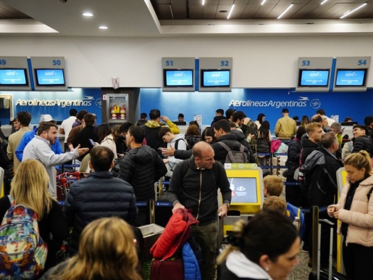 Se lleva adelante el paro de pilotos de Aerolineas Argentinas en Aeroparque y Ezeiza